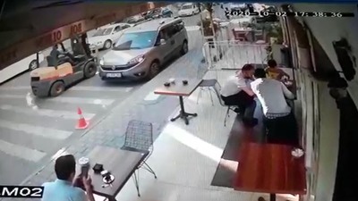 Trafiğe çıkması yasak forklift çarptı!