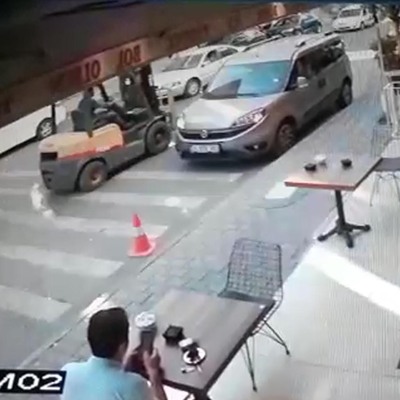 Trafiğe çıkması yasak forklift çarptı!