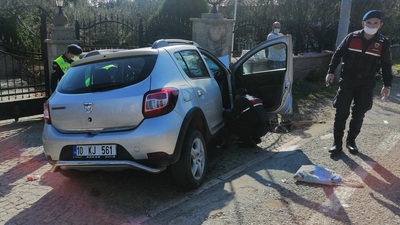 Otomobil bahçe duvarına çarptı: 3 ölü, 1 yaralı!