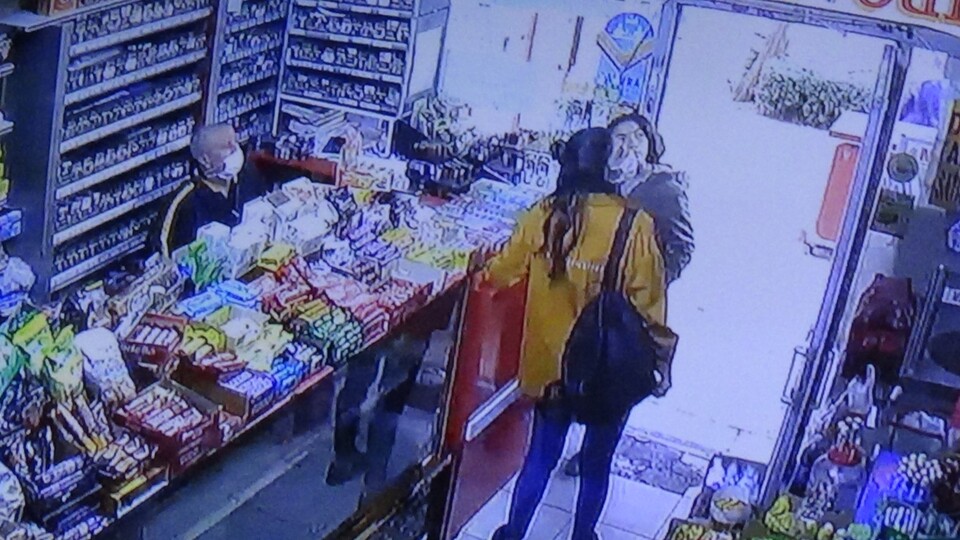 Tükürük rezaletinde akılalmaz görüntü!