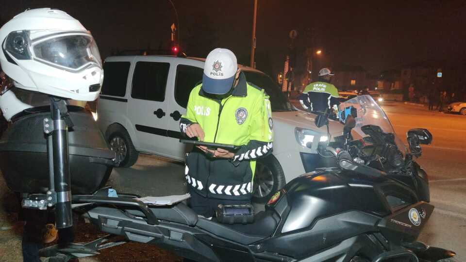 Kontrol noktalarını aşmak için grup kurmuşlar!