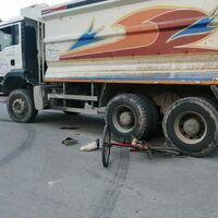 Kamyon altında kalan bisiklet sürücüsü kurtarılamadı