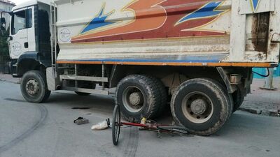 Kamyon altında kalan bisiklet sürücüsü kurtarılamadı