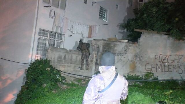 Fatih'te polise silahlı saldırı: 1 polis yaralı