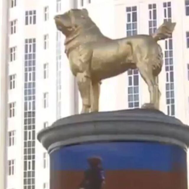 Türkmenistan lideri köpeğinin heykelini diktirdi!