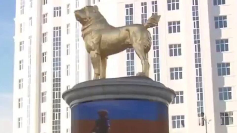 Türkmenistan lideri köpeğinin heykelini diktirdi!