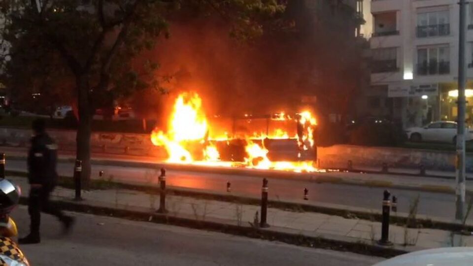 Minibüs alev alev yandı