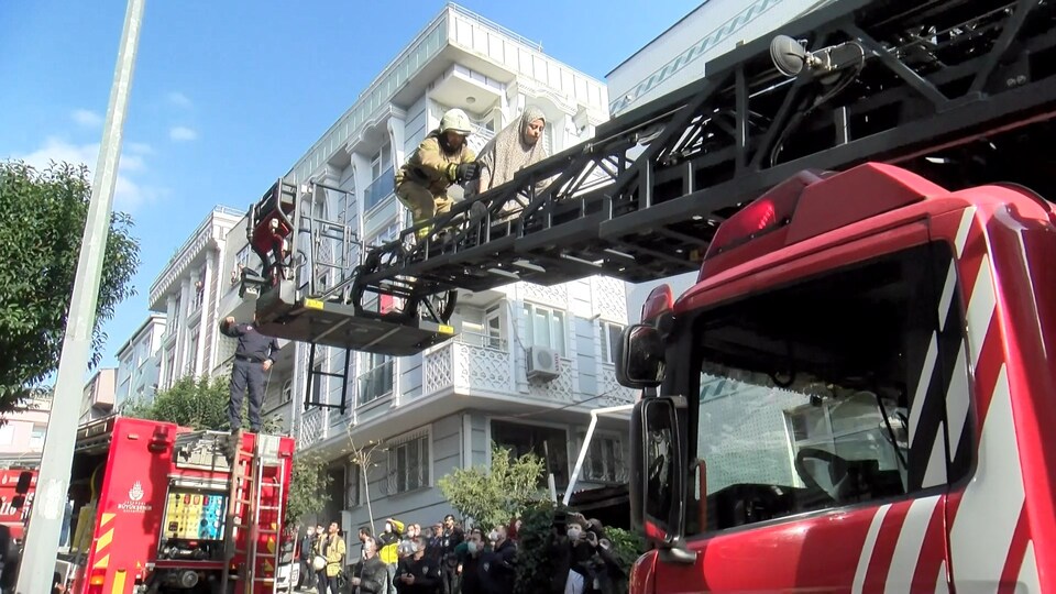 3 katlı binada yangın paniği!