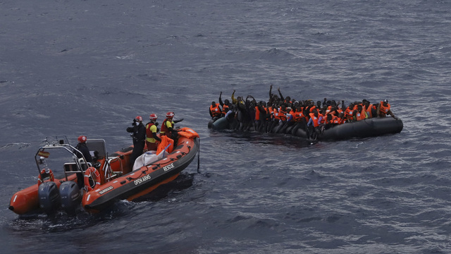Libya açıklarında mülteci gemisi battı: 74 ölü!