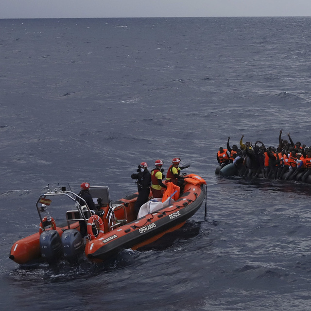 Libya açıklarında mülteci gemisi battı: 74 ölü!