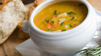 Sebzeli tavuk çorbasının malzemeleri ve yapımı