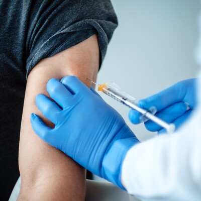 Koronavirüse karşı geliştirilen aşı gönüllülere yapıldı