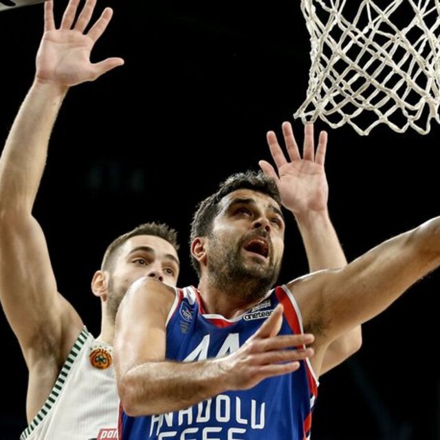 Anadolu Efes, Atina'da 3'de 3 peşinde!
