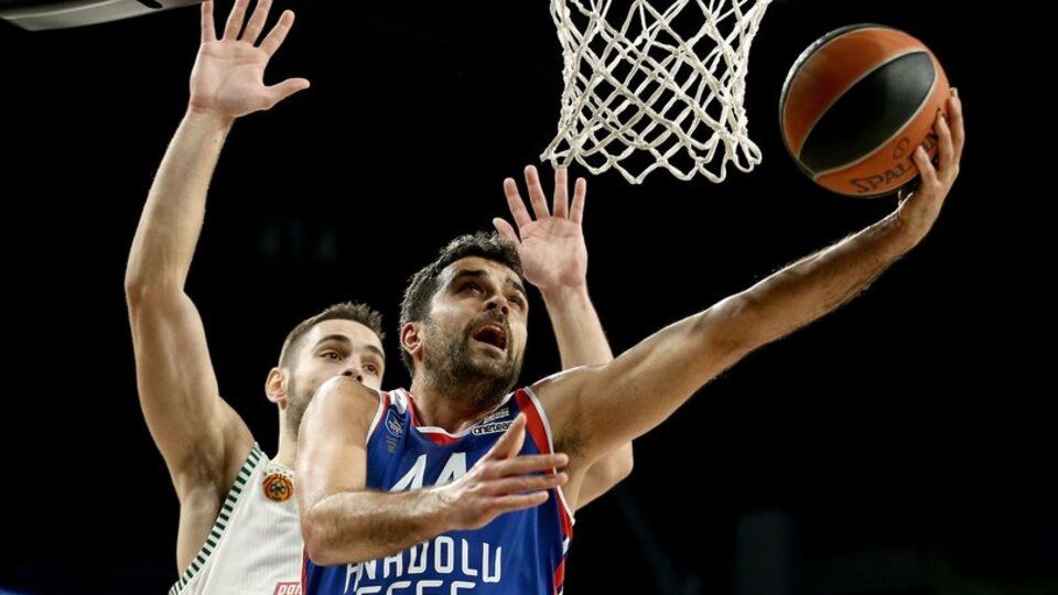 Anadolu Efes, Atina'da 3'de 3 peşinde!