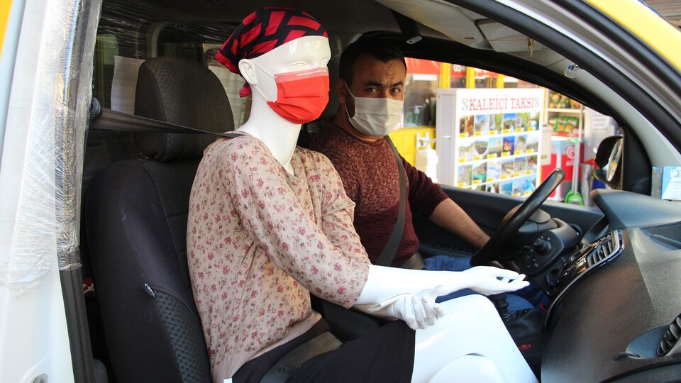 Taksiciden koronaya cansız mankenli önlem!