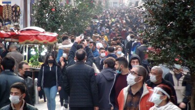 Taksim'de yine aynı kalabalık!