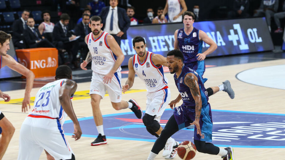 Anadolu Efes evinde farklı kazandı