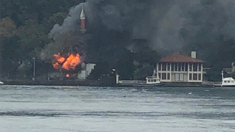 Çengelköy'de tarihi camide yangın!