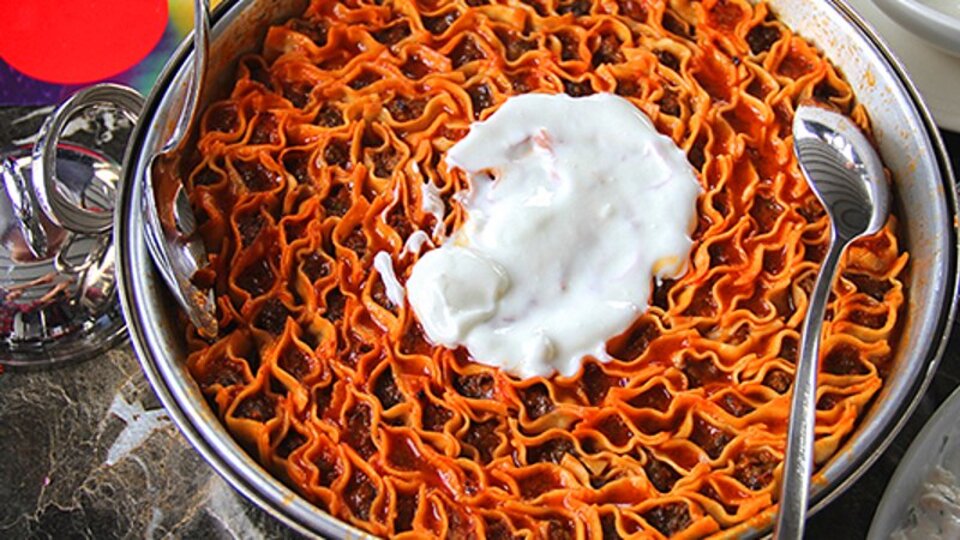 Tepsi mantısı nasıl yapılır?