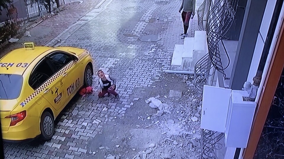 Dört yaşındaki çocuk taksinin altında kaldı!