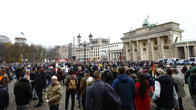 Koronavirüs kısıtlamaları Almanya'yı sokağa döktü!