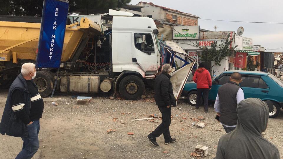 Hafriyat kamyonu 11 araca çarptı!