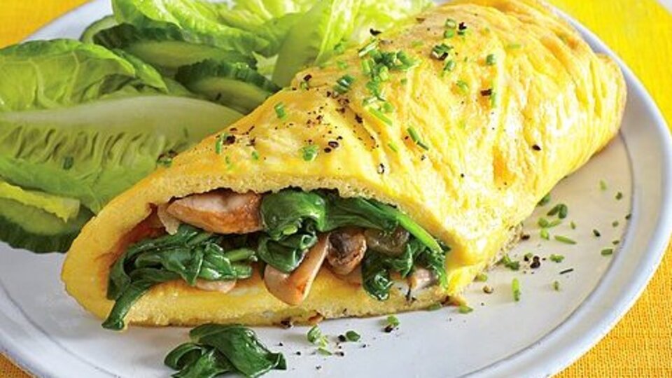 Farklı kahvaltılar için avokadolu ve omletli dürüm