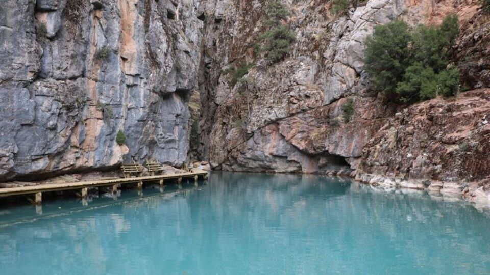 Suyuyla dikkat çekiyor ama... Mahalleli korkuyor