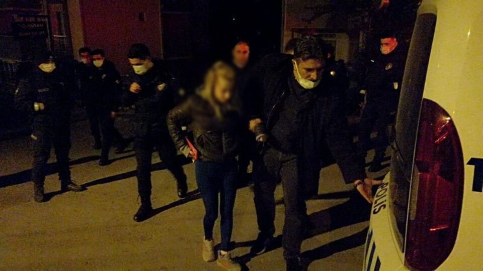 Tartıştığı kocasını sırtından bıçakladı