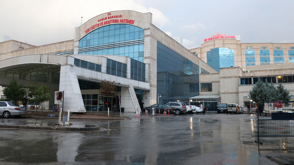 İki kardeş birer gün arayla koronaya yenildi!