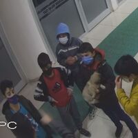 Güvenlik kamerasına yansıdı... Yürekleri ısıtan görüntüler