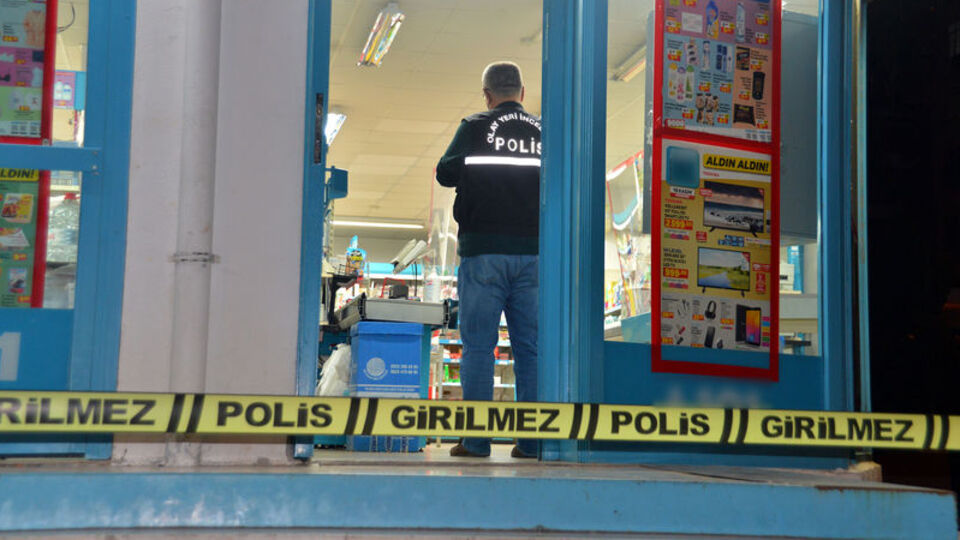 Markete pompalı tüfekle girip gasp etti