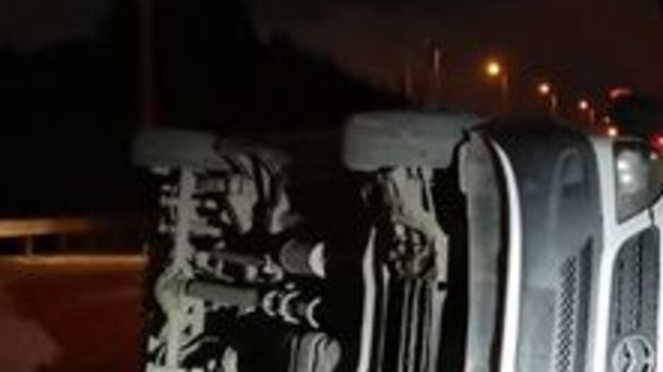 Kocaeli'nde servis minibüsü devrildi