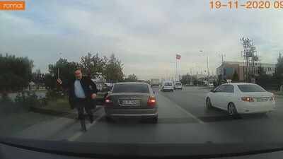 Yol istediği sürücünün saldırısına uğradı