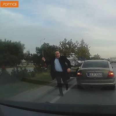 Yol istediği sürücünün saldırısına uğradı