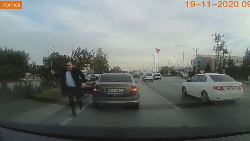 Yol istediği sürücünün saldırısına uğradı