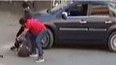 Telefonla konuşan motosikletliyi uyardı! Sonrası korkunç!