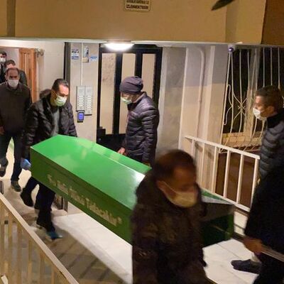 2 kızının gözü önünde başından vurdu