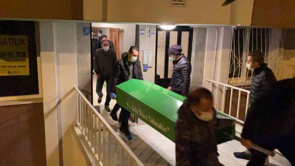 2 kızının gözü önünde başından vurdu