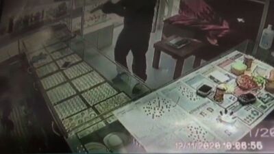 Susturuculu silahla soygun kamerada!