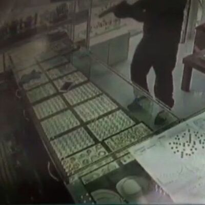 Susturuculu silahla soygun kamerada!