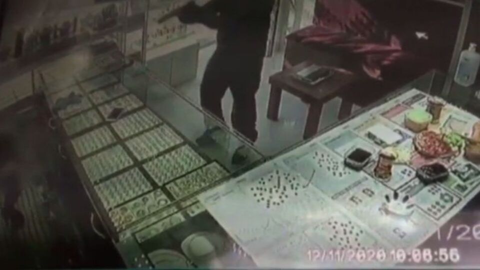 Susturuculu silahla soygun kamerada!