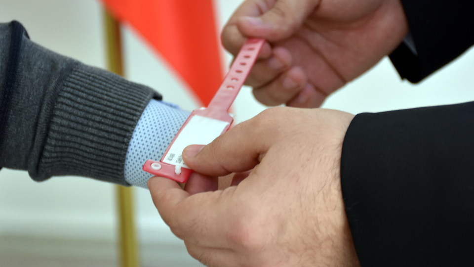 Korona ile mücadelede 'elektronik bileklik' dönemi!