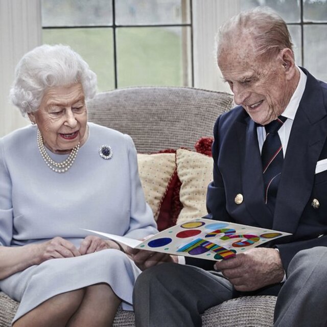 Kraliçe 2. Elizabeth ve eşi Prens Philip 73. evlilik yıldönümlerini kutluyor