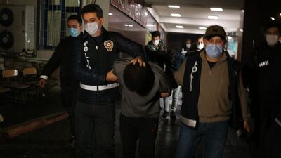 Yaşlı çiftin 173 bin liralık birikimini çaldılar, polisten kaçamadılar