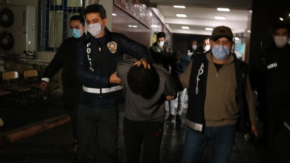 Yaşlı çiftin 173 bin liralık birikimini çaldılar, polisten kaçamadılar