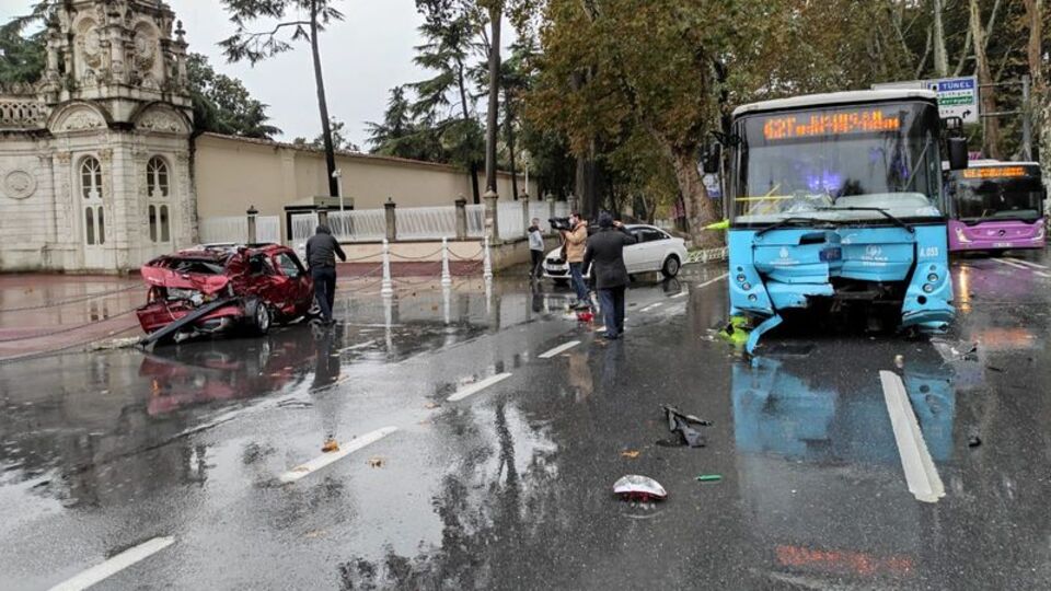 Dolmabahçe'de kaza! Otobüs ile otomobil çarpıştı