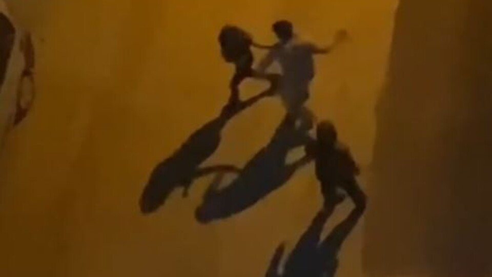 Sokak ortasında iki kadını darp etti!