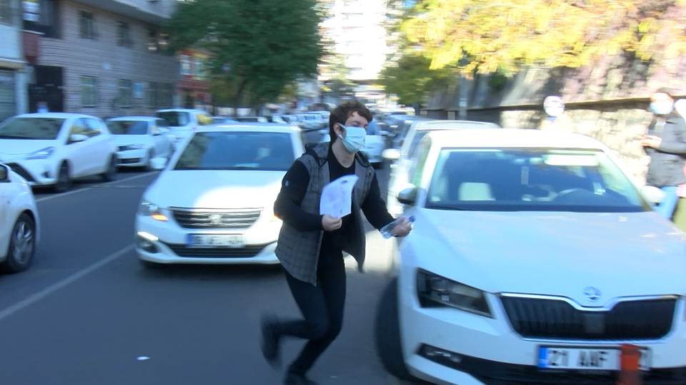 Sınava 1 dakika geç kalınca kapıyı yumrukladı!