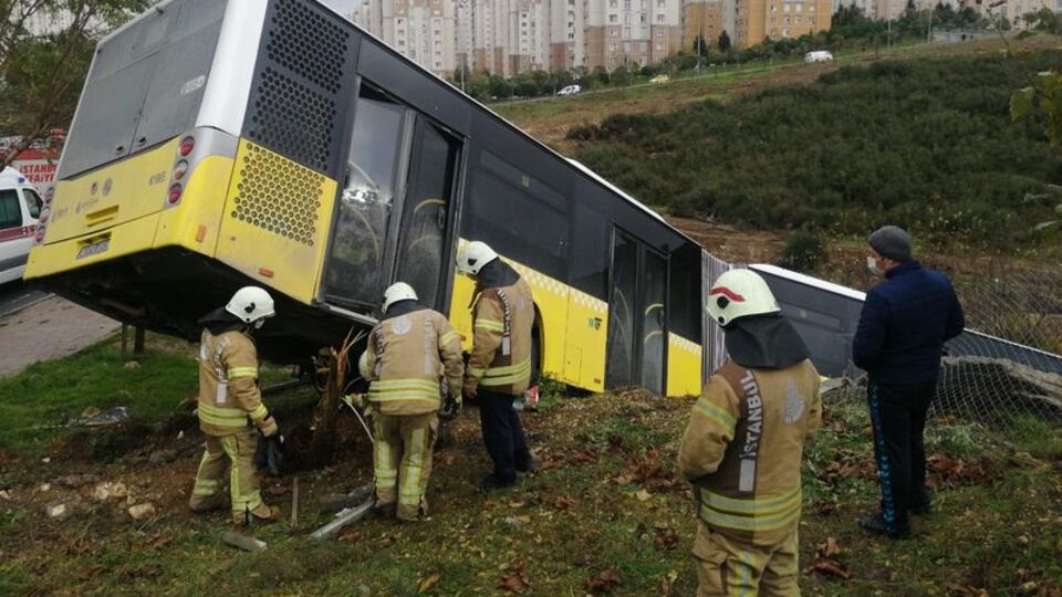 Başakşehir'de otobüs yoldan çıktı!